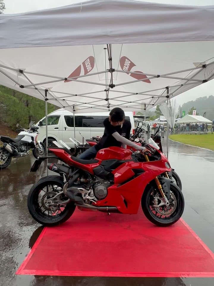 雨の茶ミーティング会場で展示車両にまたがる岸夏苗
